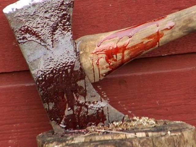 На Сумщине нашли женщину с топором в голове На Сумщине нашли женщину с топором в голове