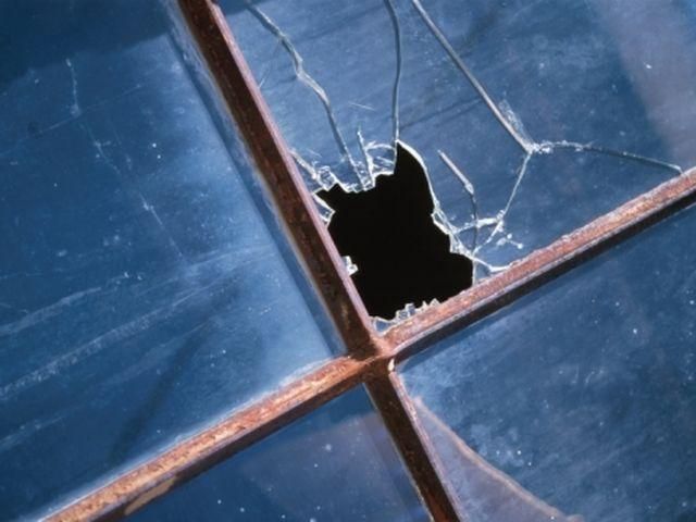 Во Львове мужчина разбил 16 окон в вагоне пассажирского поезда