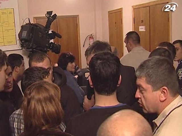 Невідомі заблокували вхід в ОВК в Ірпені Невідомі заблокували вхід в ОВК в Ірпені