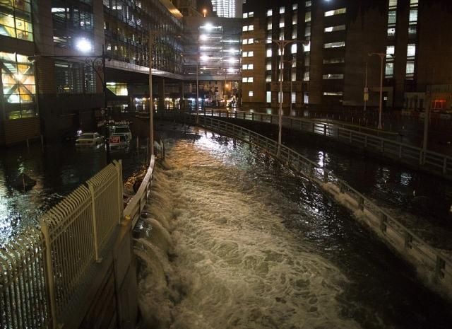 Число жертв урагана "Сэнди" в США и Канаде увеличилось Число жертв урагана "Сэнди" в США и Канаде увеличилось