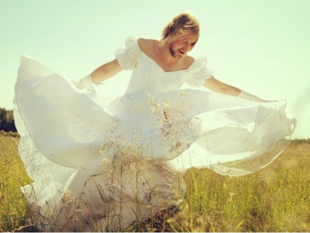 В Запорожье мужчина грабил в свадебном платье В Запорожье мужчина грабил в свадебном платье