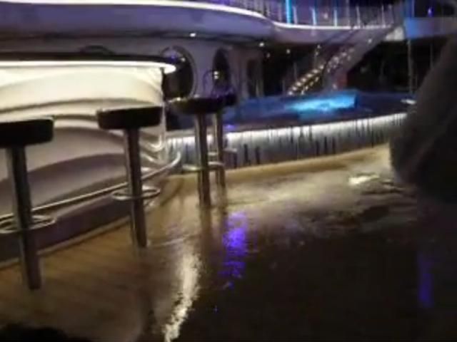"Сенді" затопив круїзний лайнер поблизу Маямі (Відео)