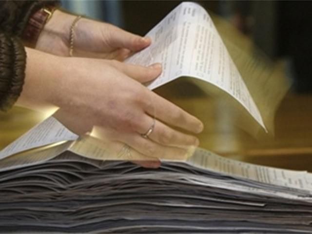 На ОВК кандидат намагався з'їсти протокол На ОВК кандидат намагався з'їсти протокол