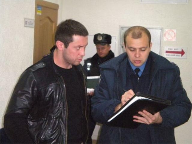 Із київського ОВК вивезли людину зі зброєю (Фото)
