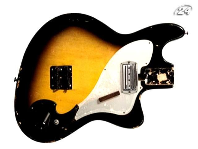 Бас-гитара, которую разбил Курт Кобейн, уйдет с молотка Christie's Бас-гитара, которую разбил Курт Кобейн, уйдет с молотка Christie's