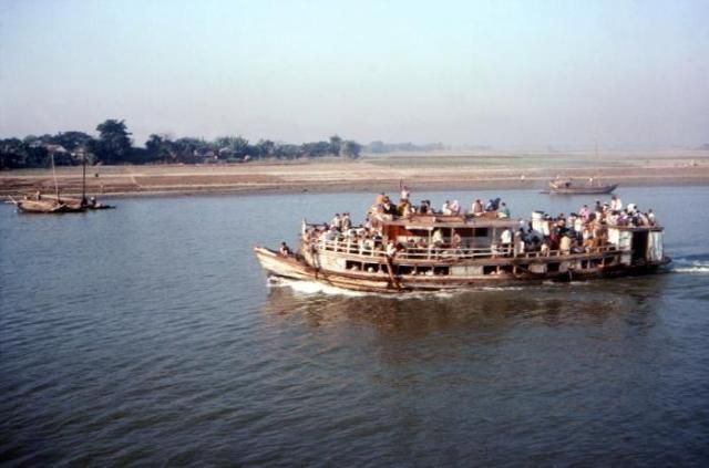 Біля Бангладеш затонуло судно із 130 біженцями на борту 