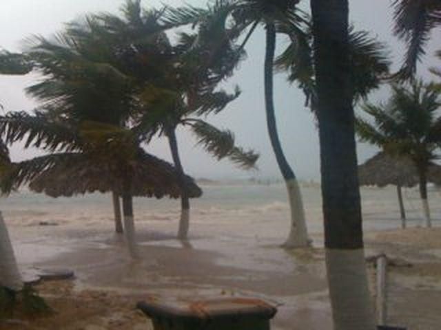 Через шторм на півдні Індії евакуювали близько 150 тисяч людей Через шторм на півдні Індії евакуювали близько 150 тисяч людей