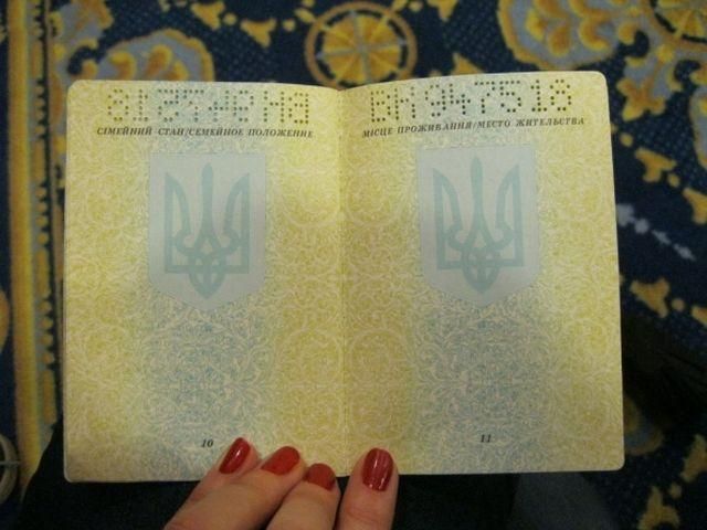 В Донецькому окрузі зловили людей, які голосували з паспортами без прописки (Фото)