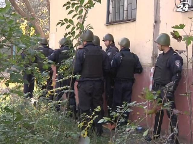 У Дніпропетровську чоловік тиждень погрожував розстріляти сусідів