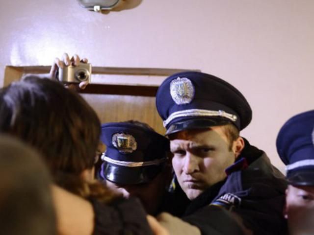 Ильенко: Под ОИК 215 свозят гопников со всей Украины Ильенко: Под ОИК 215 свозят гопников со всей Украины