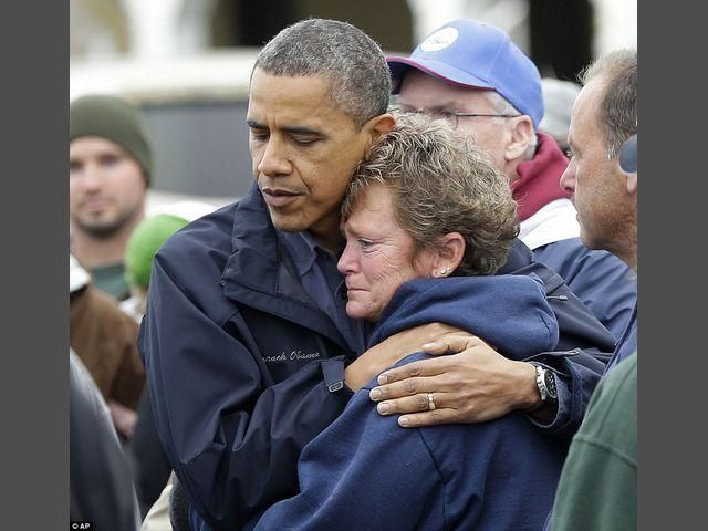 Обама посетил районы, уничтоженные ураганом "Сэнди" (Фото)