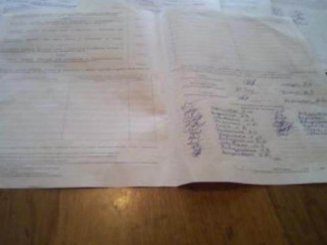 На дільниці 211 ОВК члени комісії передавали протоколи невідомим (Відео) На дільниці 211 ОВК члени комісії передавали протоколи невідомим (Відео)