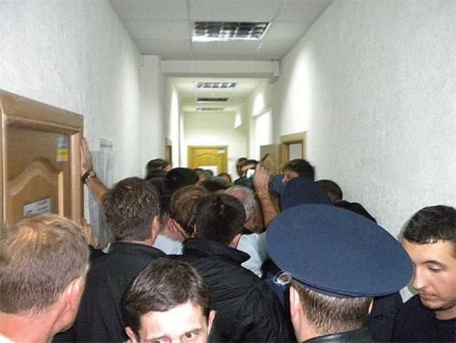 В ОИК Пилипишин-Левченко "свободовцы" блокируют двери (Фото)