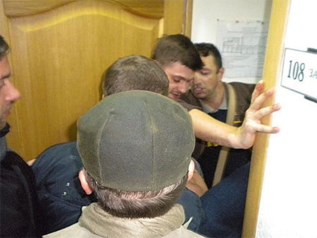 Прес-служба Пилипишина: Свободівці побили заступника голови ОВК Прес-служба Пилипишина: Свободівці побили заступника голови ОВК