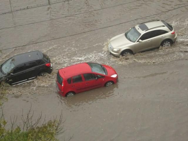 Дождь залил Одессу и парализовал движение в городе (Фото)