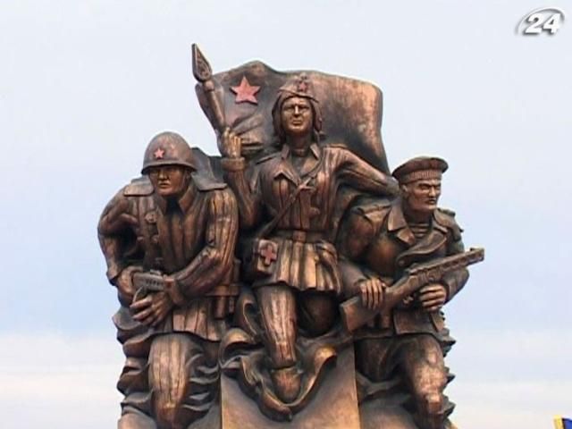 В Крыму открыли скандальный монумент десантникам