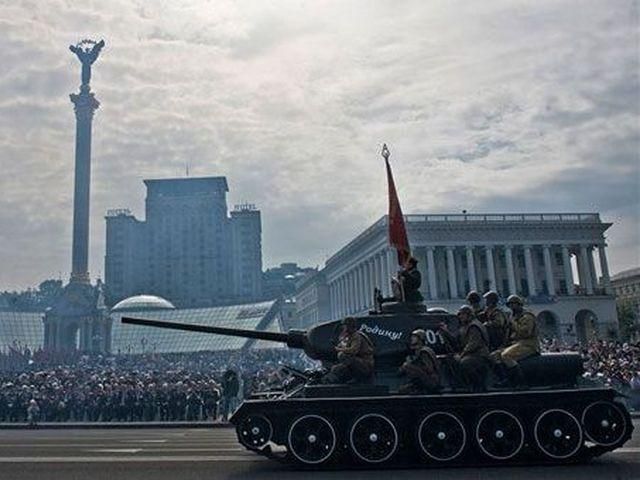 На улицы Киева вывели танки и автомобили Красной армии