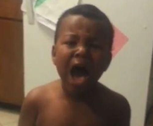 Яскраві реакції дітей на заяву "Ми з'їли всі твої цукерки" від батьків (Відео) Яскраві реакції дітей на заяву "Ми з'їли всі твої цукерки" від батьків (Відео)