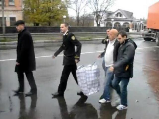 Опозиція хоче показати ЦВК справжні протоколи з Первомайська Опозиція хоче показати ЦВК справжні протоколи з Первомайська