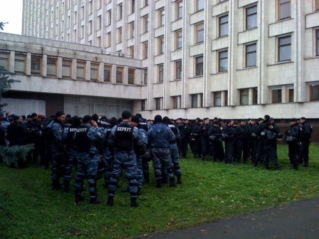 Біля ЦВК чергують співробітники "Беркуту" (Фото)