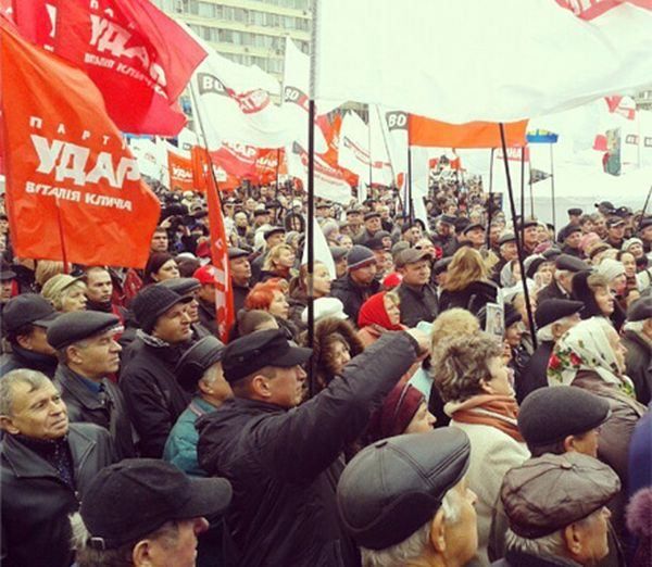 В опозиції вимагають від Януковича та ЦВК визнати перемогу її кандидатів (Фото)