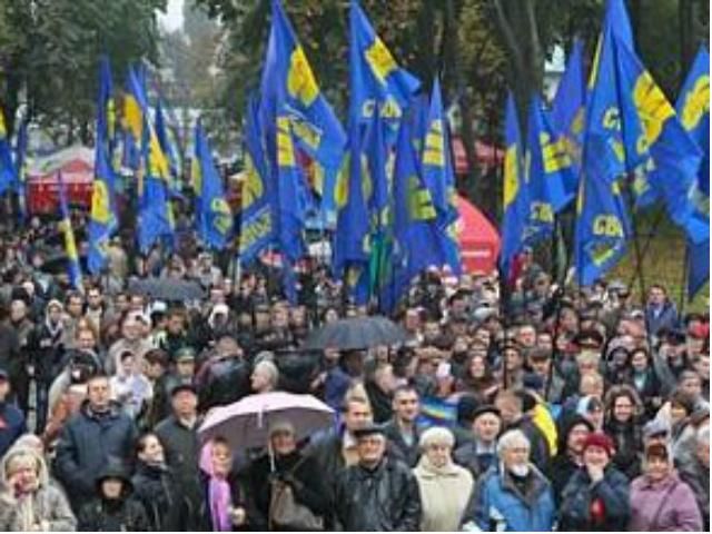 Частина мітингувальників розійшлася з площі перед ЦВК 