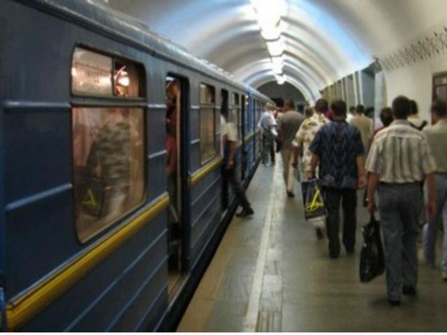 Завтра метро в столиці працюватиме на годину довше Завтра метро в столиці працюватиме на годину довше