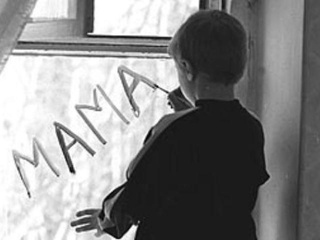 Горе-мати залишила сімох дітей у будинку без дверей та вікон Горе-мати залишила сімох дітей у будинку без дверей та вікон