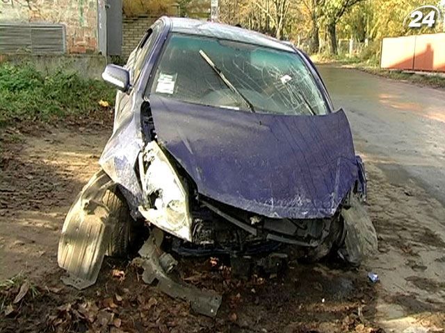 У Чернівцях легковий автомобіль протаранив житловий будинок У Чернівцях легковий автомобіль протаранив житловий будинок