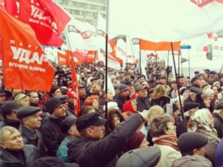 Акцію протесту під ЦВК намагалися розігнати "беркутівці" (Пряма трансляція) Акцію протесту під ЦВК намагалися розігнати "беркутівці" (Пряма трансляція)