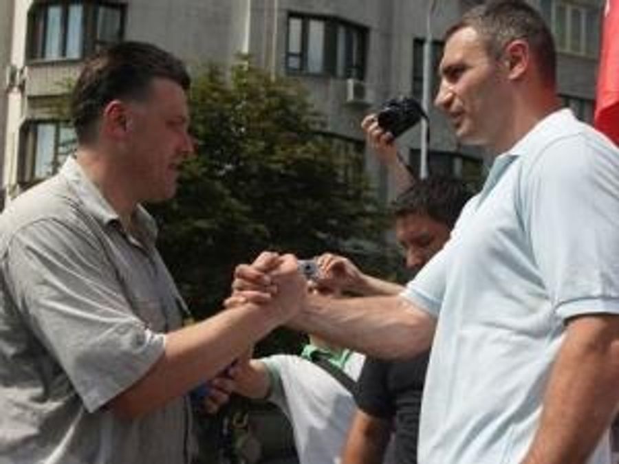 Кличко, Яценюк и Тягнибок не дождались встречи с Шаповалом и пошли на заседание ЦИК