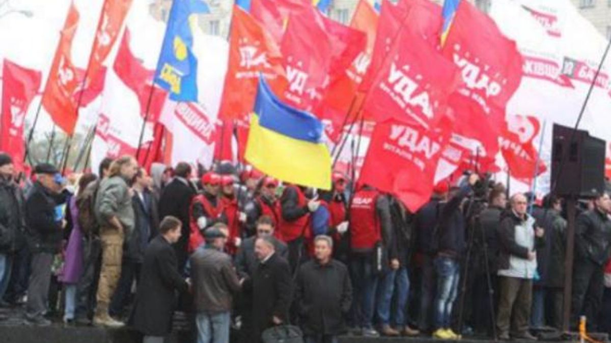 Стосовно організаторів акції протесту під ЦВК склали адмінпротоколи Стосовно організаторів акції протесту під ЦВК склали адмінпротоколи