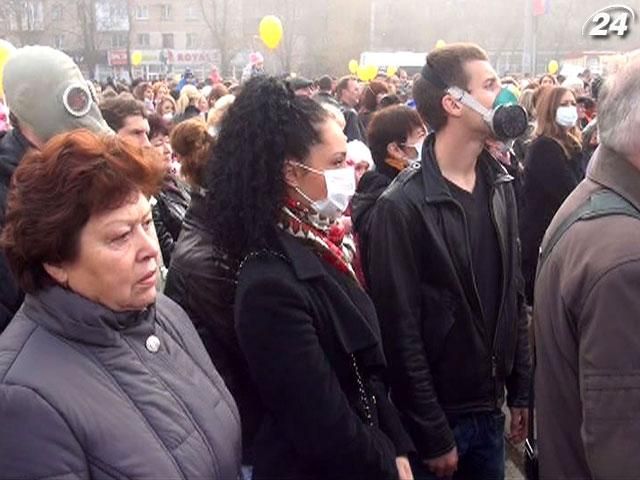 Кілька тисяч маріупольців вийшли на мітинг у протигазах Кілька тисяч маріупольців вийшли на мітинг у протигазах