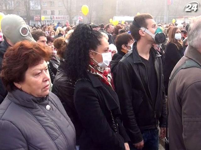 Кілька тисяч маріупольців вийшли на мітинг у протигазах