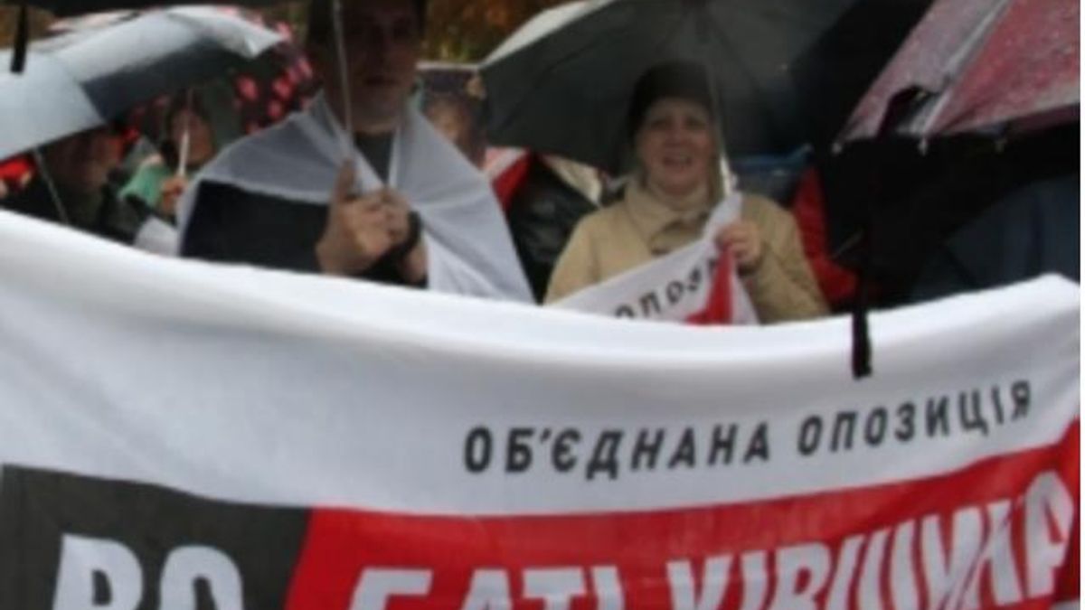 Активісти з-під стін ЦВК розходяться Активісти з-під стін ЦВК розходяться