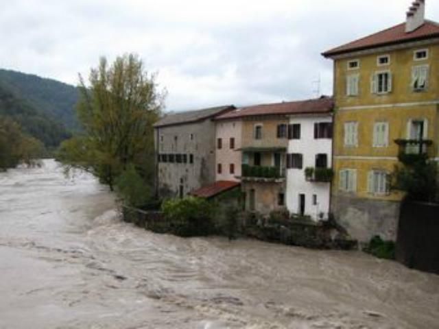 Из-за сильных дождей в Словении началось наводнение