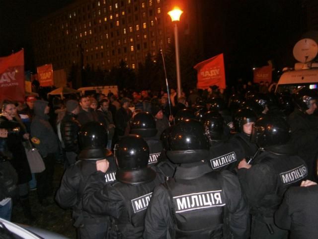 Активістів, які залишилися під ЦВК, оточила міліція(Фото)