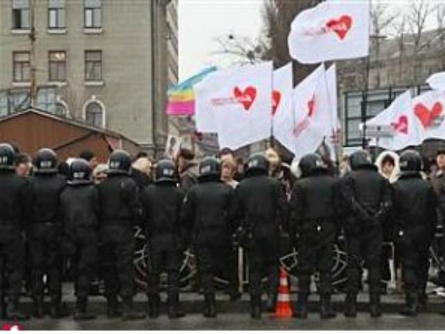 Мітингувальників біля ЦВК охороняють 14 автобусів з "Беркутом" Мітингувальників біля ЦВК охороняють 14 автобусів з "Беркутом"