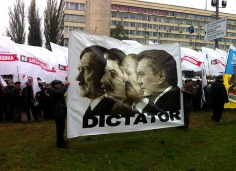 Через пошкодження фонтану біля ЦВК проти активістів можуть порушити справу Через пошкодження фонтану біля ЦВК проти активістів можуть порушити справу