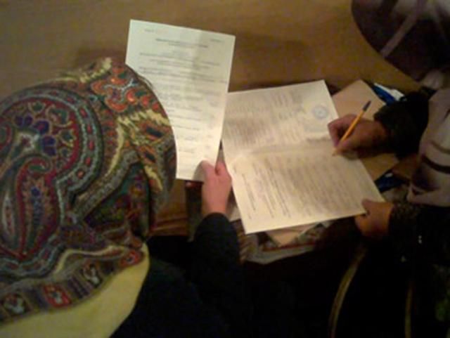 "Батьківщина": Суд дозволив фальсифікації на користь "регіоналів" на ОВК №155 (Відео, Фото) "Батьківщина": Суд дозволив фальсифікації на користь "регіоналів" на ОВК №155 (Відео, Фото)