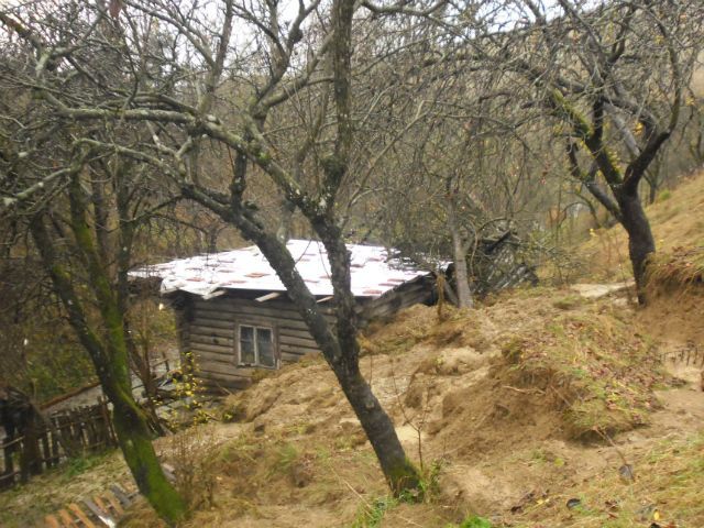 На Закарпатті зсув ґрунту накрив будинок (Фото)