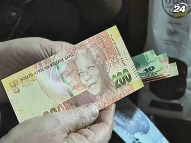 В ЮАР выпустили банкноты с изображением Манделы