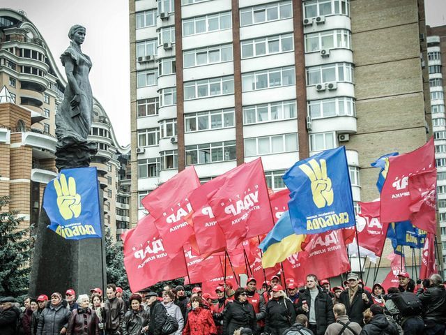 Митингующие и милиция проведут ночь под ЦИК