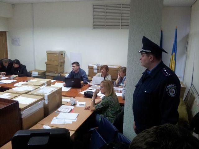 На ОВК №223 призупинили перерахунок голосів На ОВК №223 призупинили перерахунок голосів