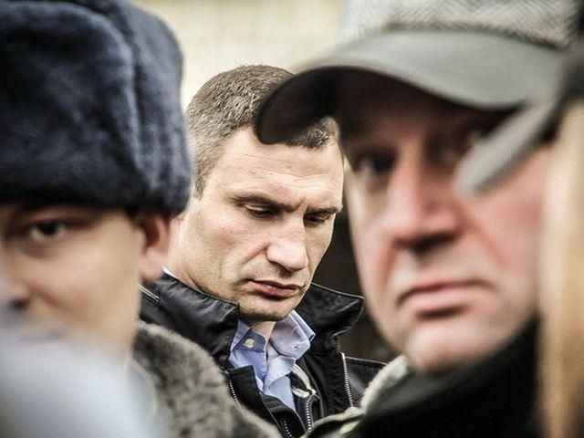 Під будівлею ЦВК другу добу стоять прихильники опозиції (Фото)