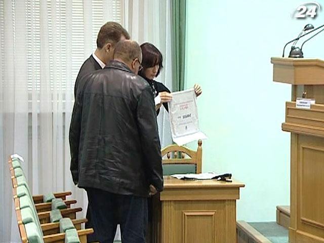 Спостерігачі: Хаотичний підрахунок підриває чесність українських виборів Спостерігачі: Хаотичний підрахунок підриває чесність українських виборів