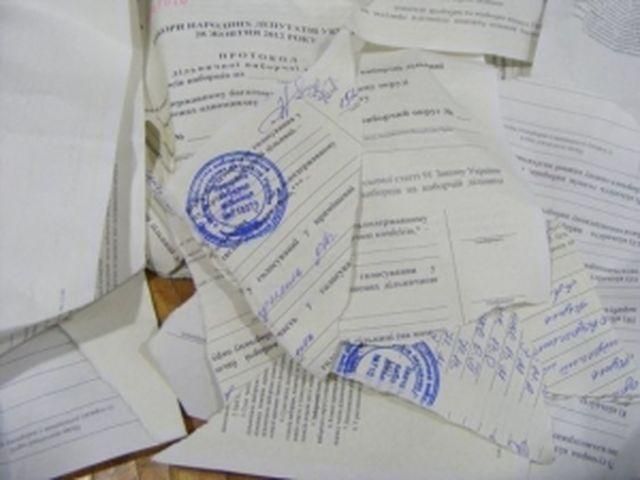 Опозиція: "Беркут" напав на округ №197 і виніс печатку Опозиція: "Беркут" напав на округ №197 і виніс печатку