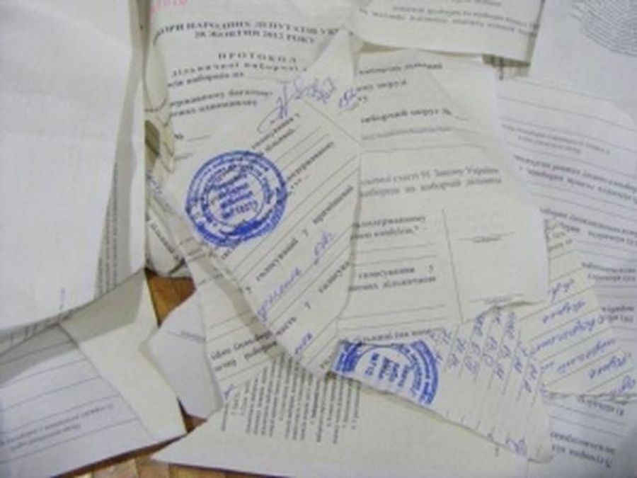 Опозиція: "Беркут" напав на округ №197 і виніс печатку