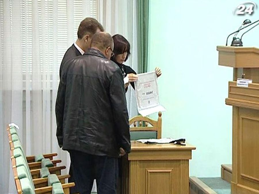 Наблюдатели: Хаотичный подсчет подрывает честность украинских выборов