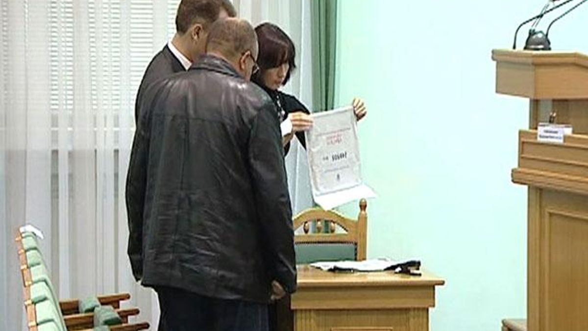 Наблюдатели: Хаотичный подсчет подрывает честность украинских выборов Наблюдатели: Хаотичный подсчет подрывает честность украинских выборов